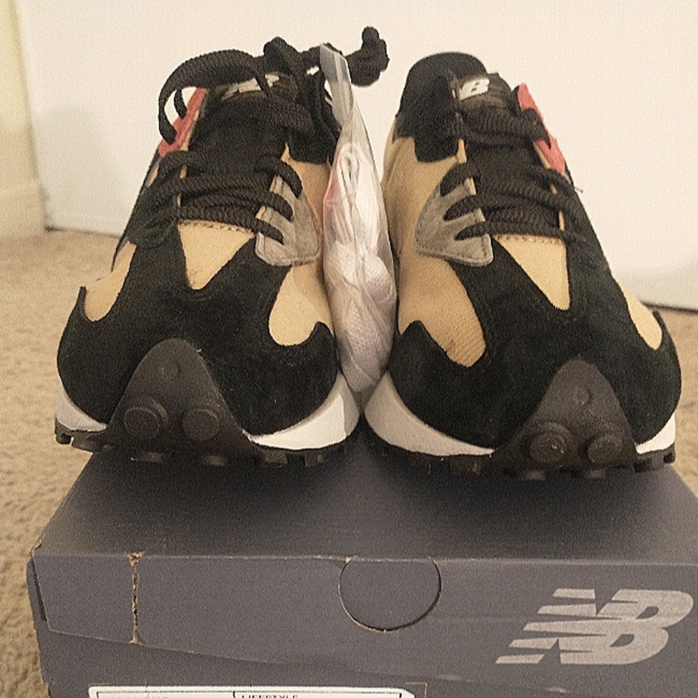 New Balance 327 Man shoe size:10 color:black/cream